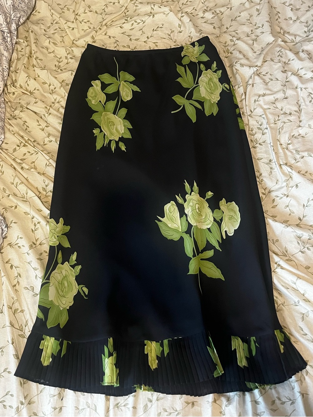 Studio One Vintage Black Midi Skirt with Light Green Roses with pleated hem